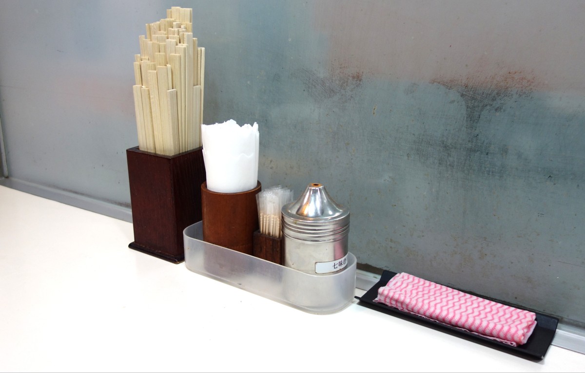 カウンターの割り箸・七味・紙ふきん