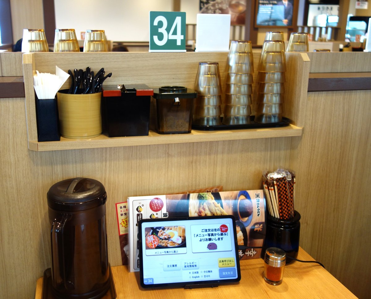 資さんうどん成田店のテーブル席