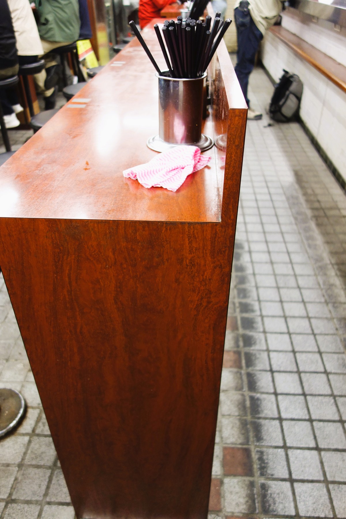 新田毎のカウンター席と黒い箸立て