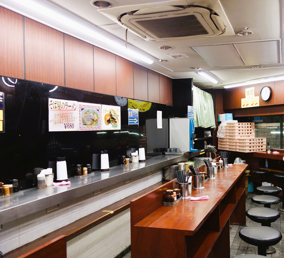 新田毎の店内全景と赤い「そば屋のラーメン」POP