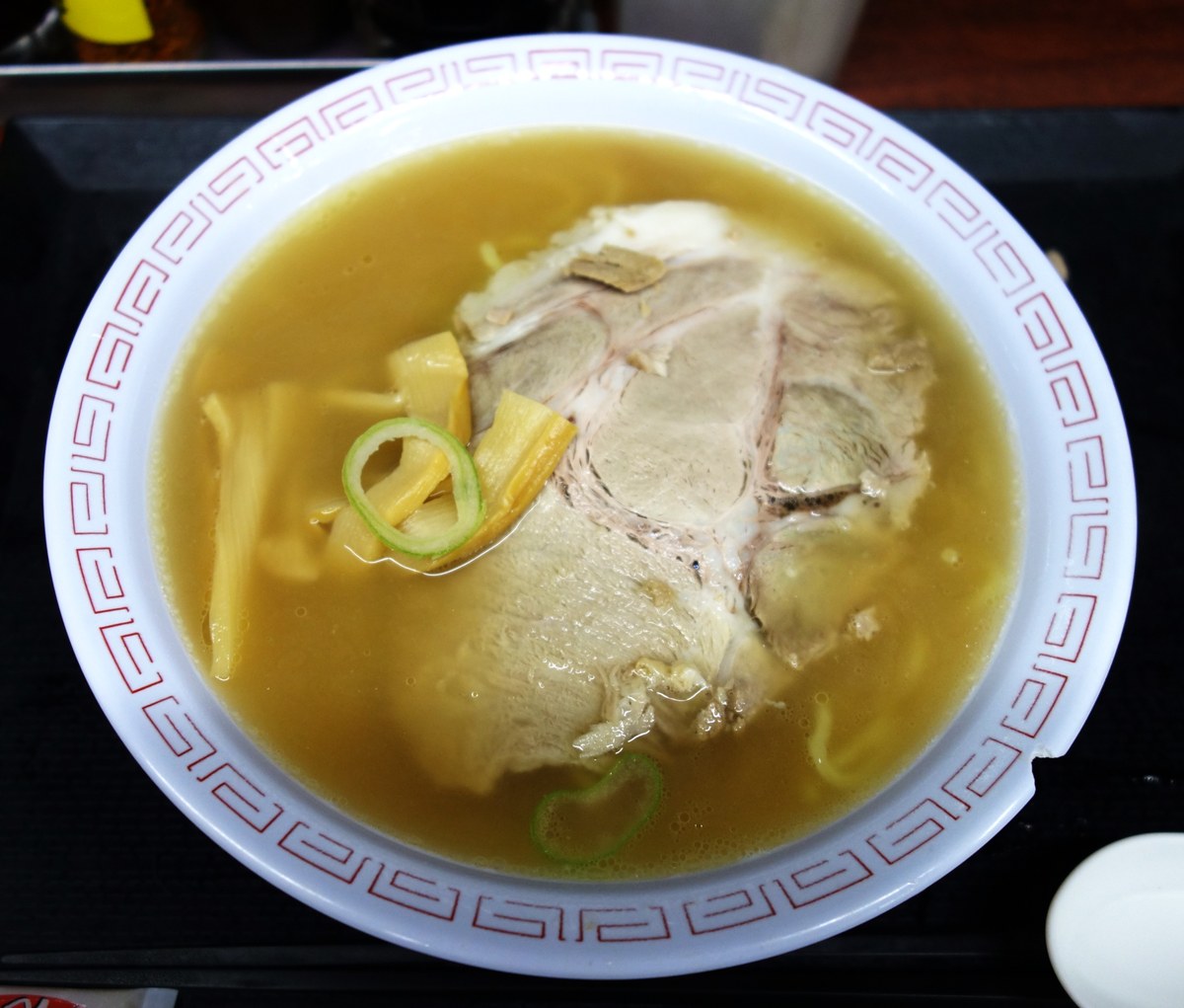 新田毎のそば屋のラーメンを真上から撮影した一杯（チャーシュー・メンマ・青ネギ）