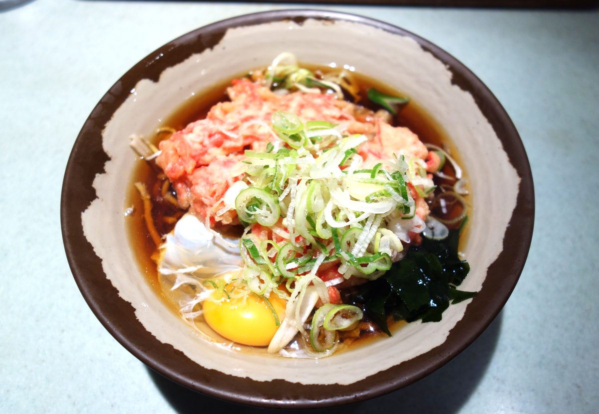 新和そばの紅しょうが天そば＋玉子 — かつおだしに紅しょうが天とネギ・わかめ・生卵のトッピング