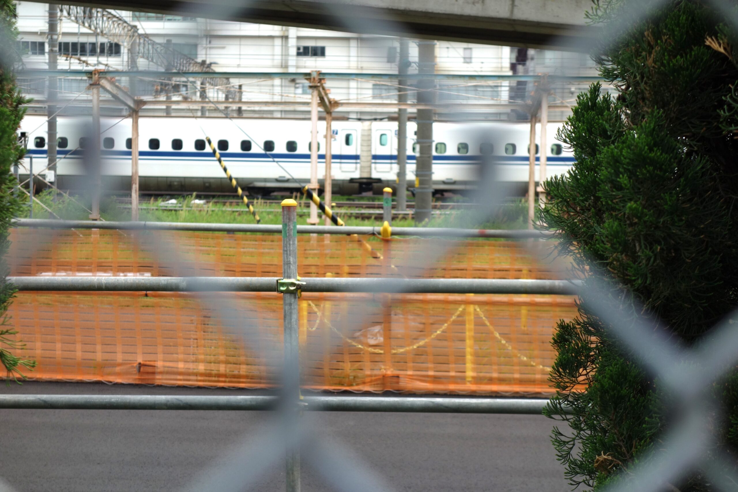 陸橋北側を下りた先で間近に見える新幹線