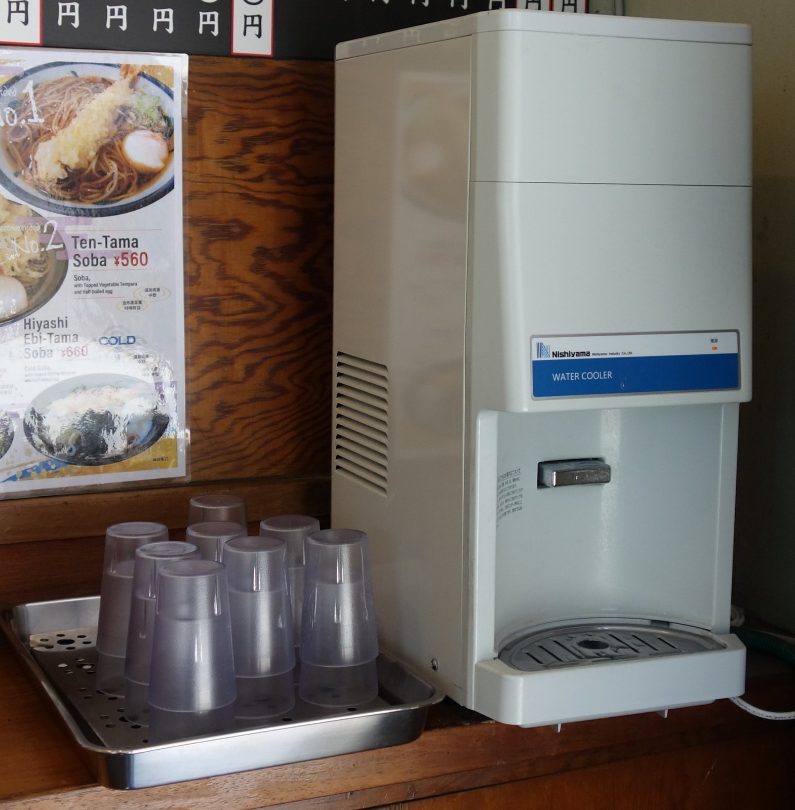 店内のセルフ給水コーナー。ウォータークーラーと逆さに伏せられたコップ