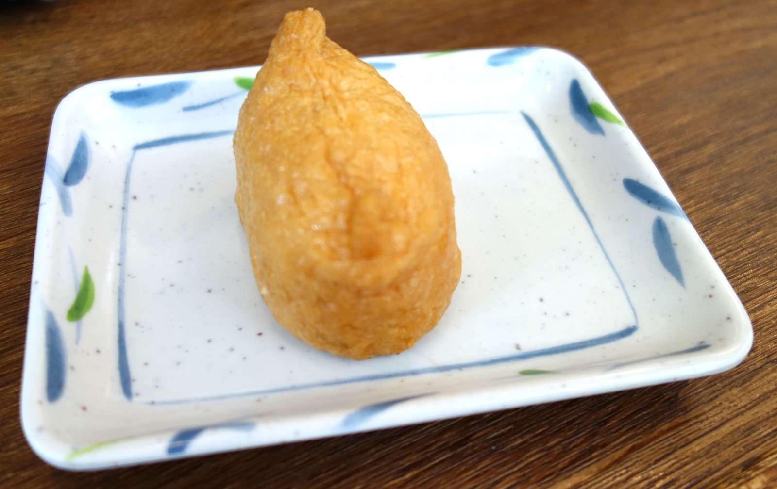 お皿に乗ったジャンボ五目いなり寿司の単品アップ