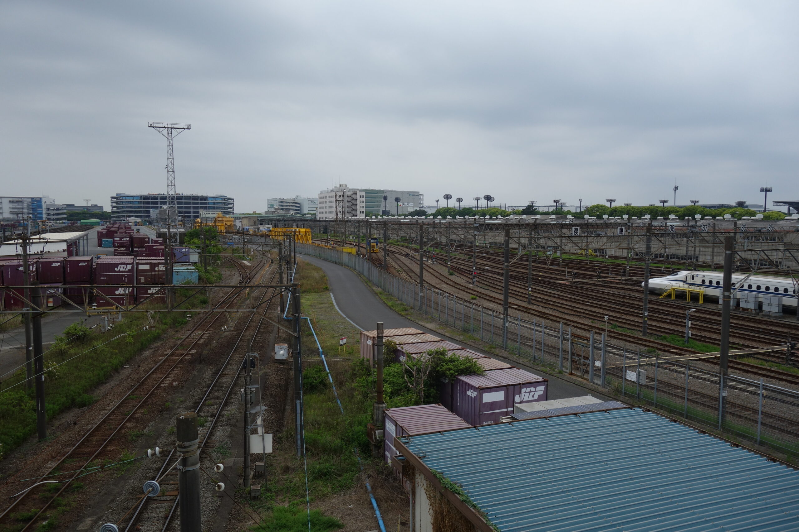 陸橋南から見た車両基地の眺め