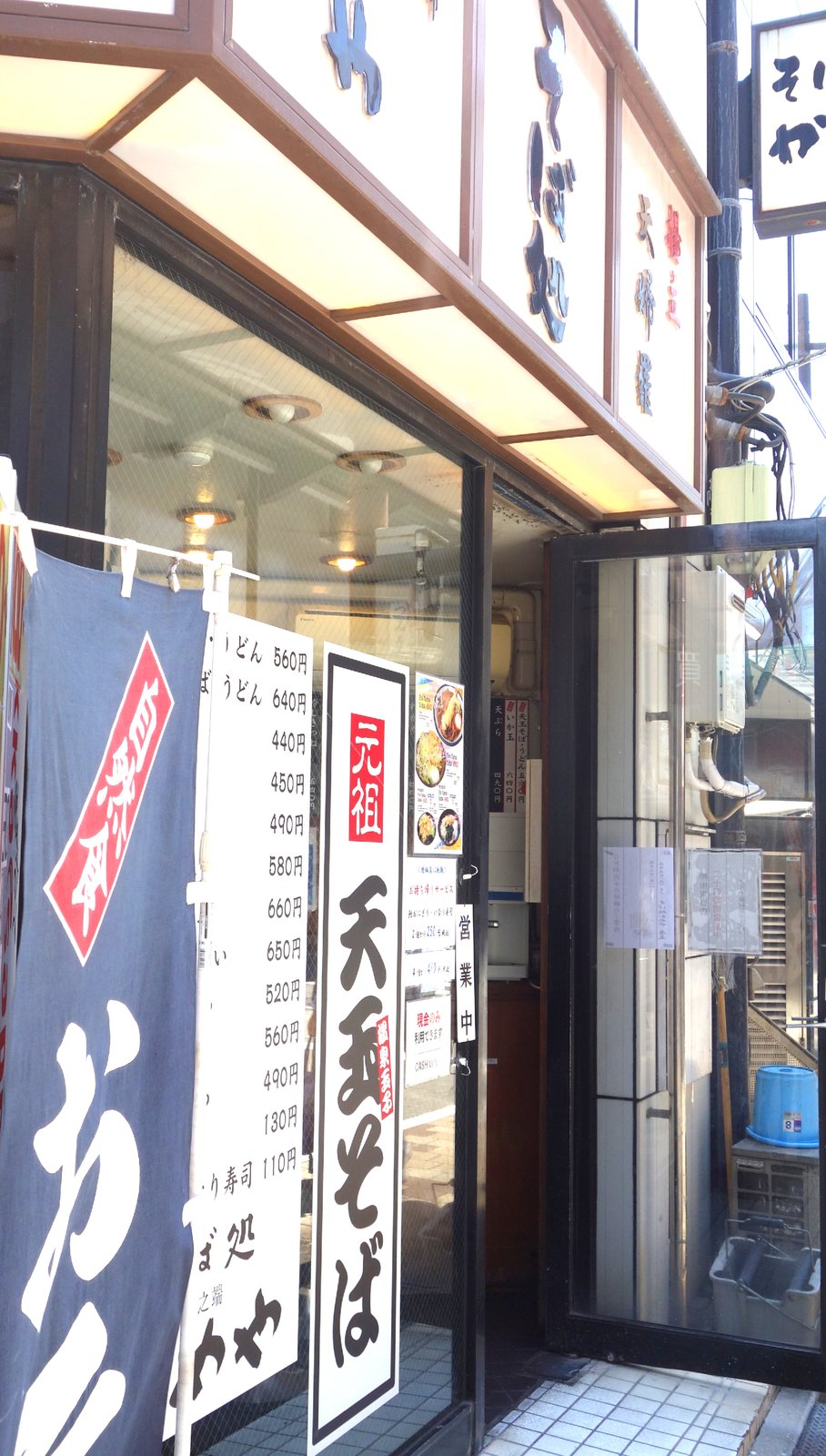 かめや 神田東口店の正面側の出入口