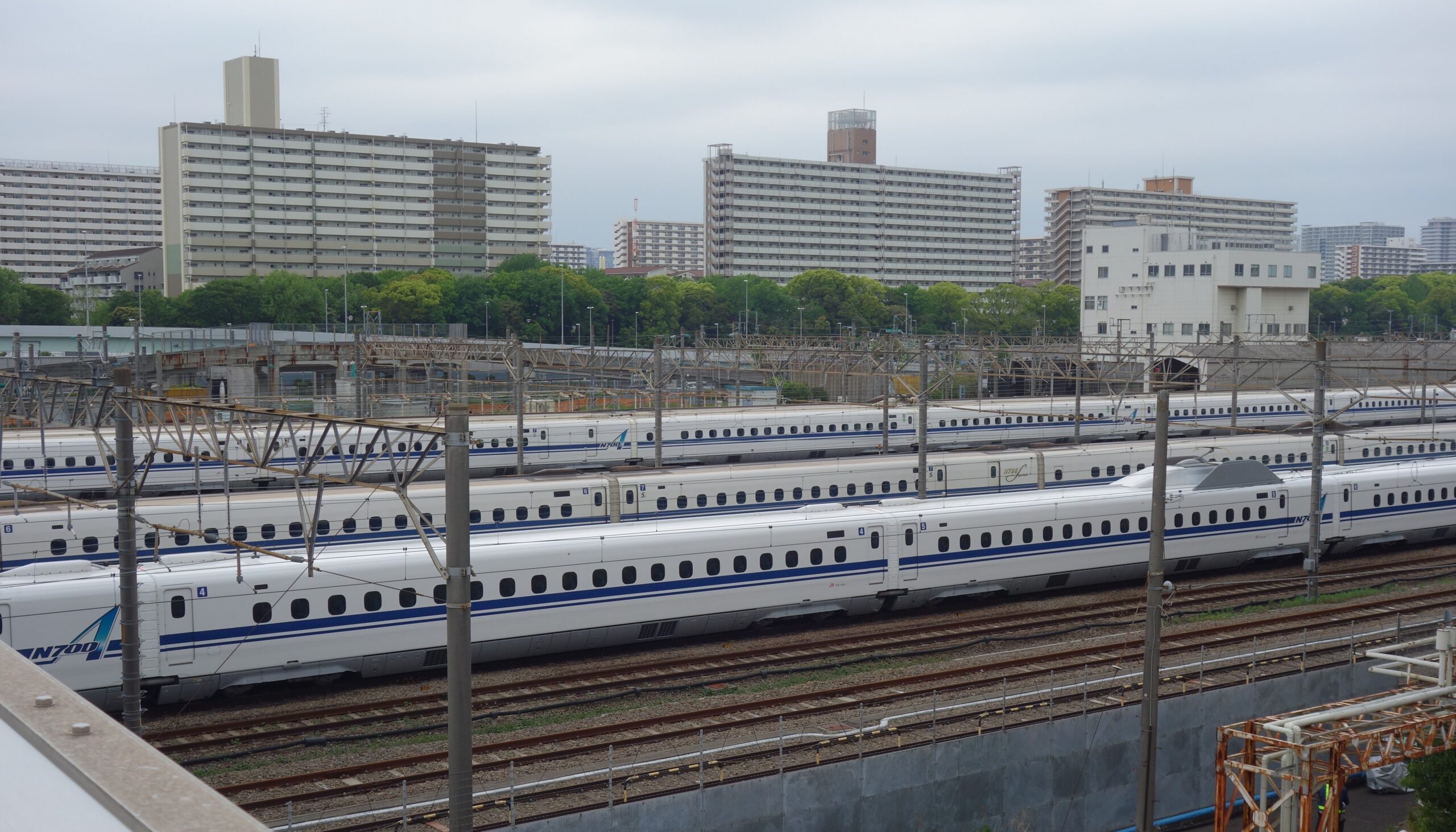陸橋北側から見下ろす整列した新幹線車両