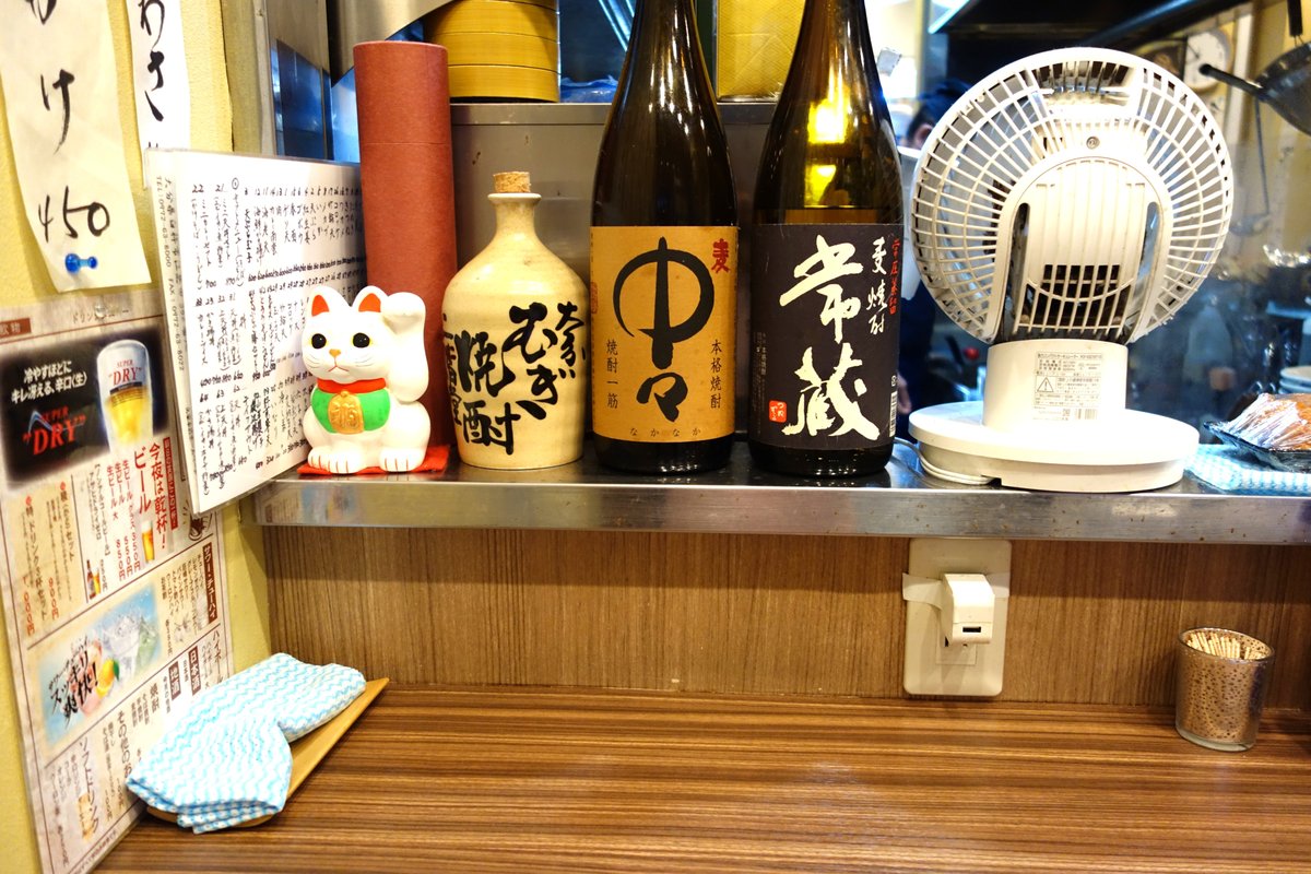 店内カウンター(背後の棚も併設)