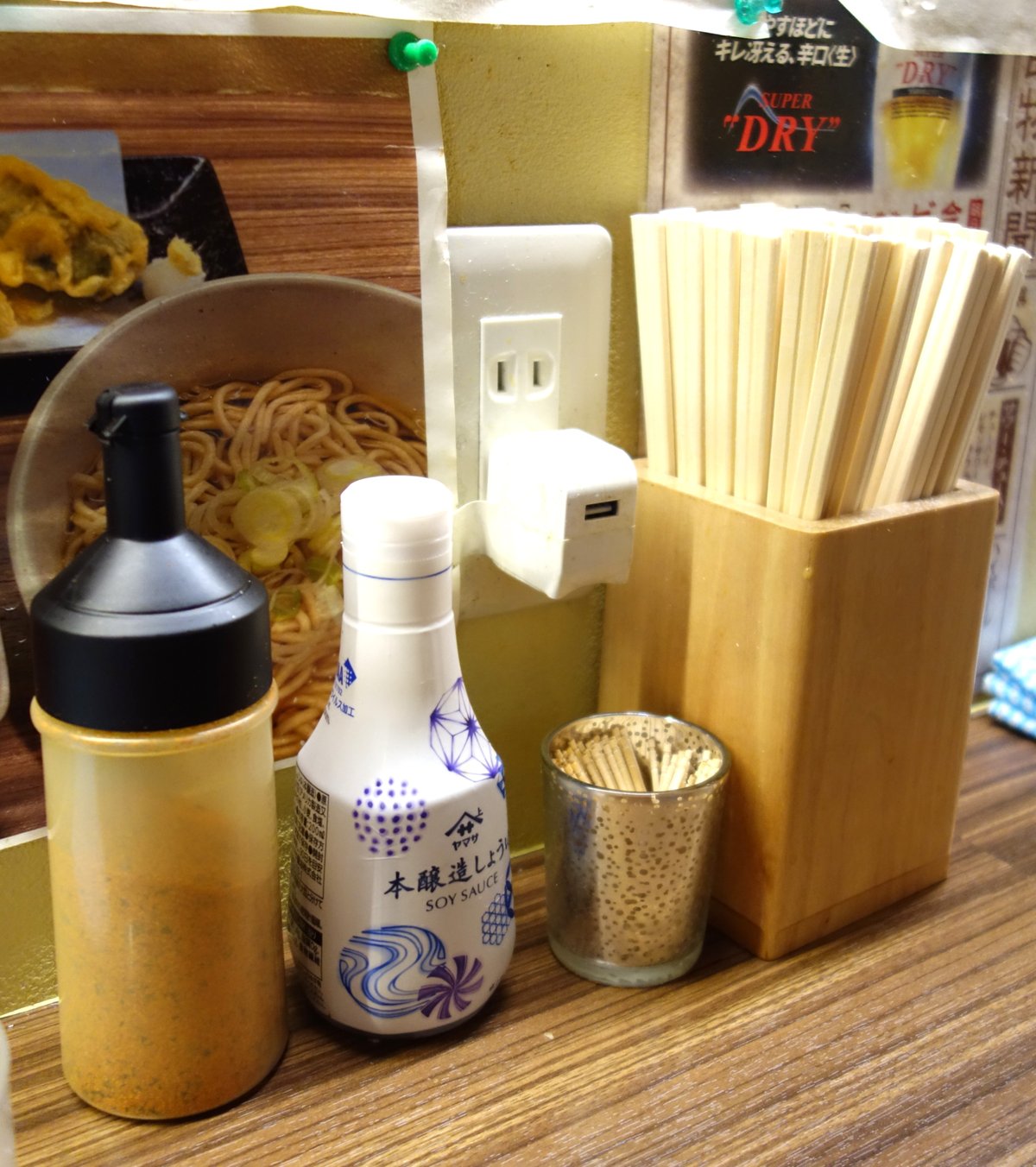 カウンター上の薬味(七味・醤油・割り箸・つまようじ)