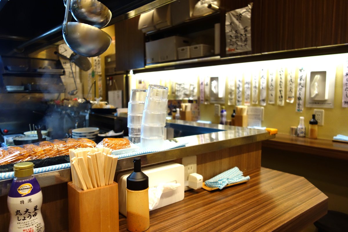 店内のL字型カウンター(立ち食いスタイル)
