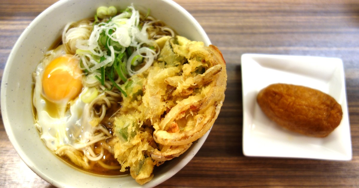 綾瀬駅高架下『立ち食い蕎麦 酒処 稜（かど）』の天玉そばといなり寿司