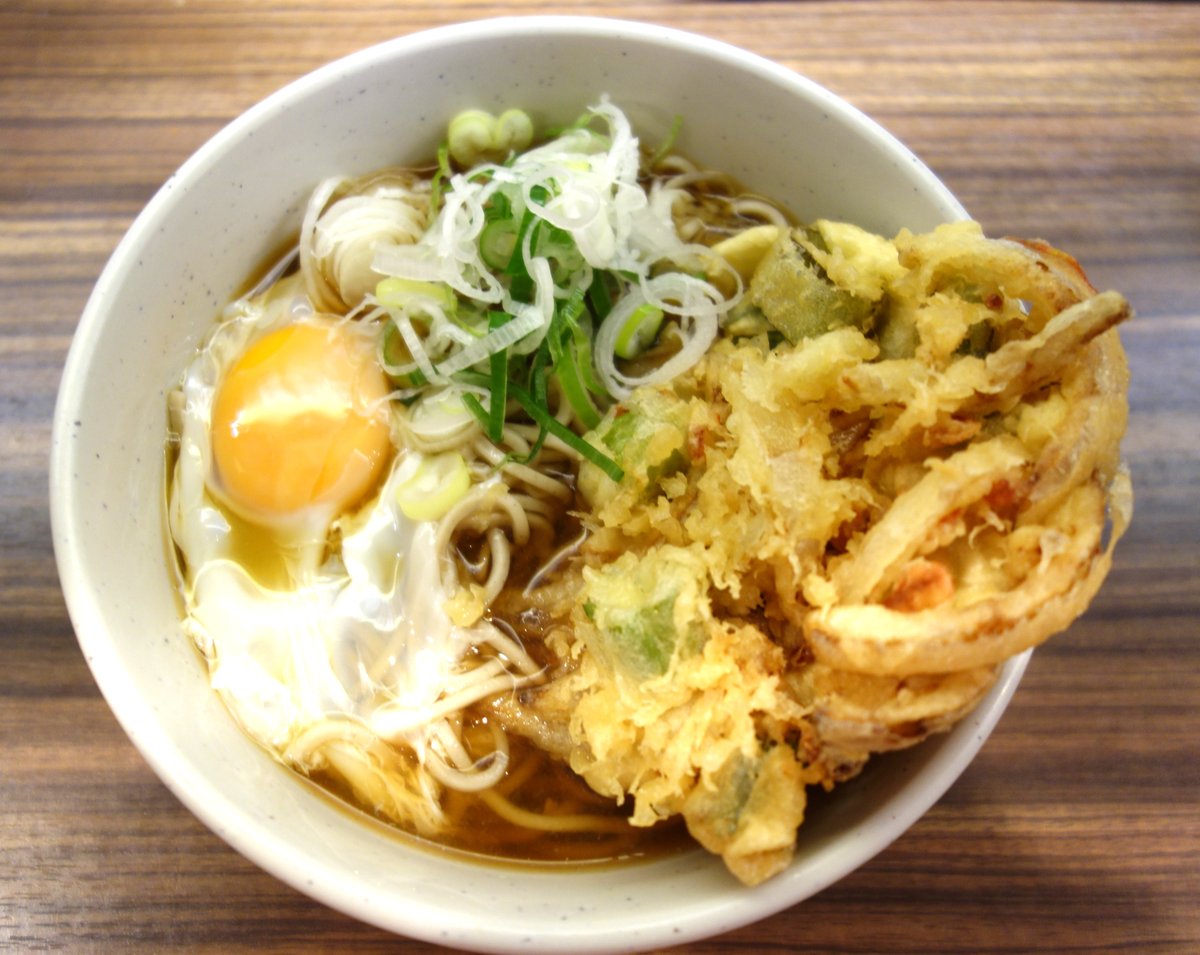 当店自慢の天玉そば。桜海老・玉ねぎ・長ネギのかき揚げと半熟玉子