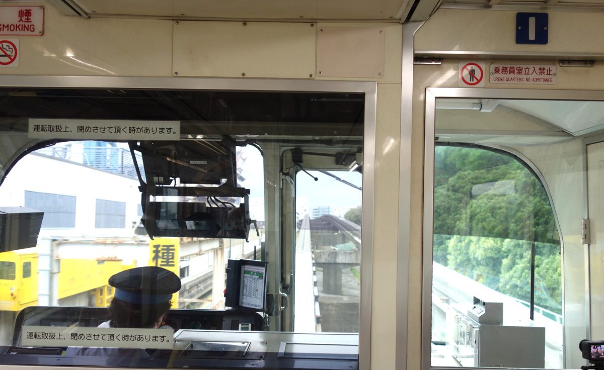 東京モノレールの運転席後ろから見た下り勾配の前面展望