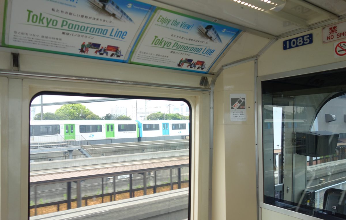 東京モノレールの車窓から見た車両基地