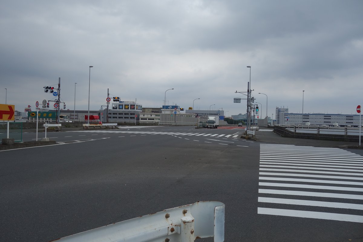 この交差点を直進するとビュースポットに到着