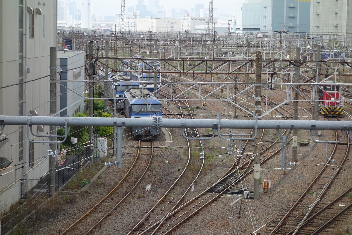 陸橋北から見える貨物エリアの詳しい眺め