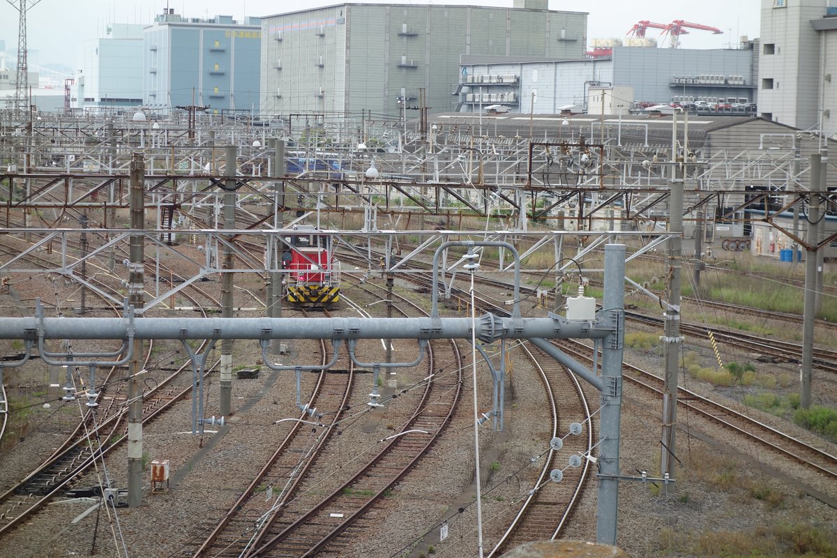 陸橋北からの貨物エリアと機関車