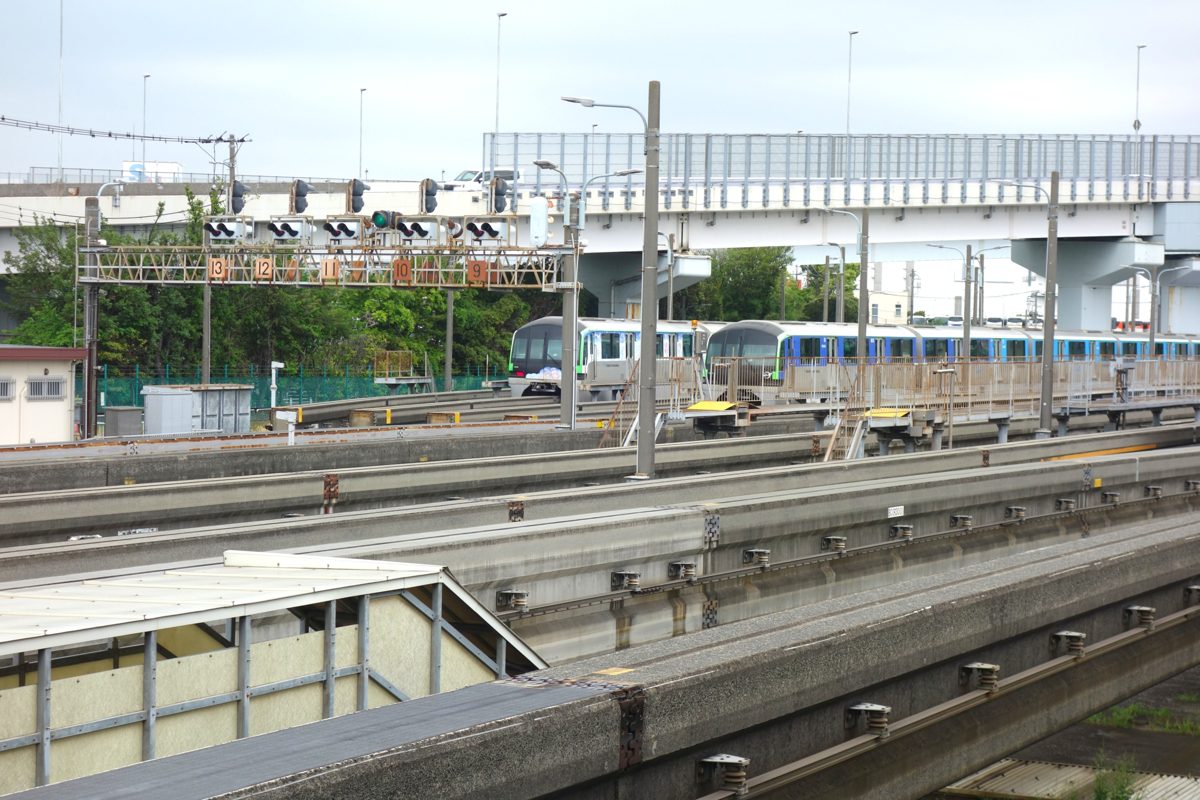 昭和島駅のホームから見える東京モノレールの車両基地
