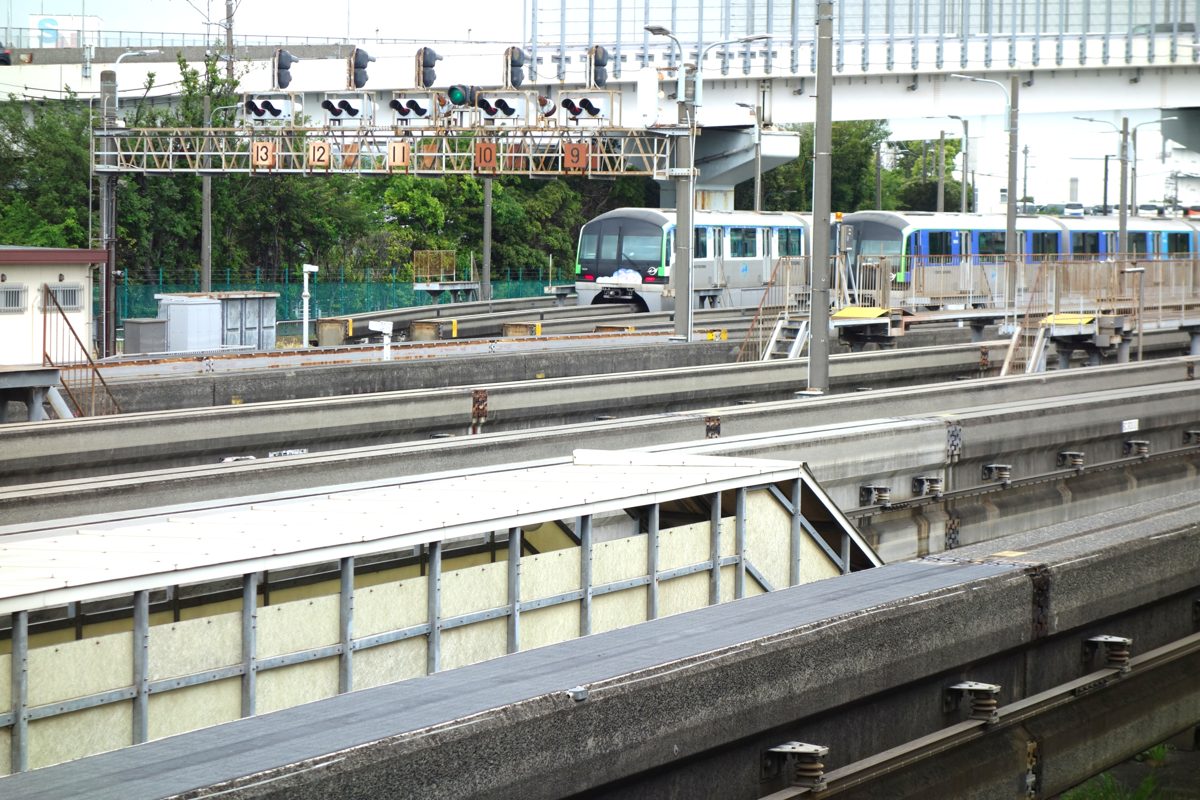 昭和島駅のホームから見た側線に並ぶ東京モノレールの車両