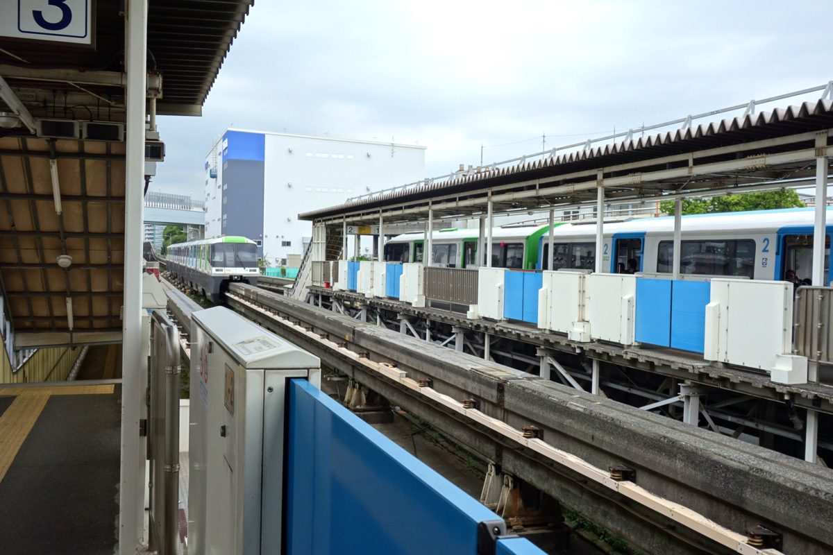 昭和島駅を通過する羽田空港行きの快速