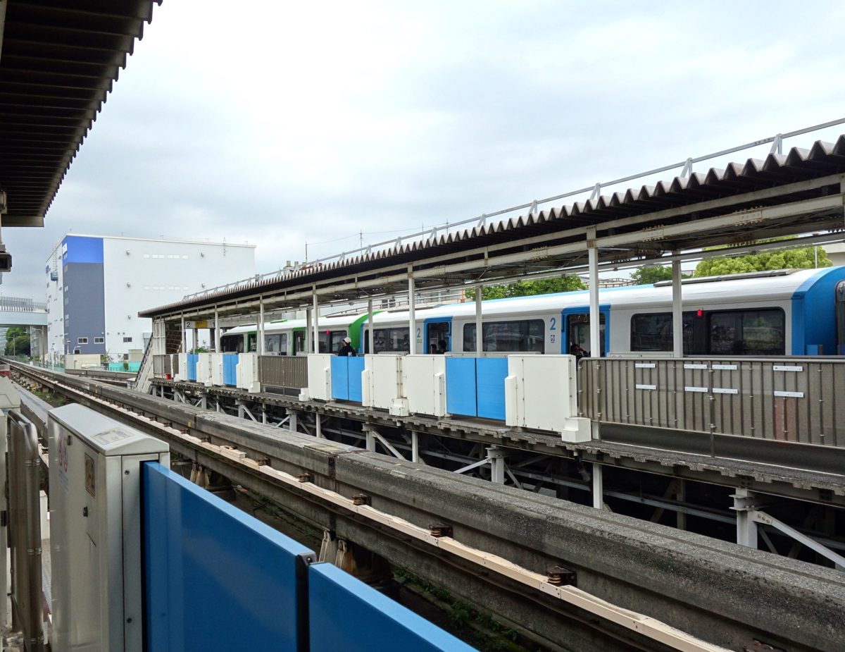 昭和島駅で快速の通過を待つ各駅停車