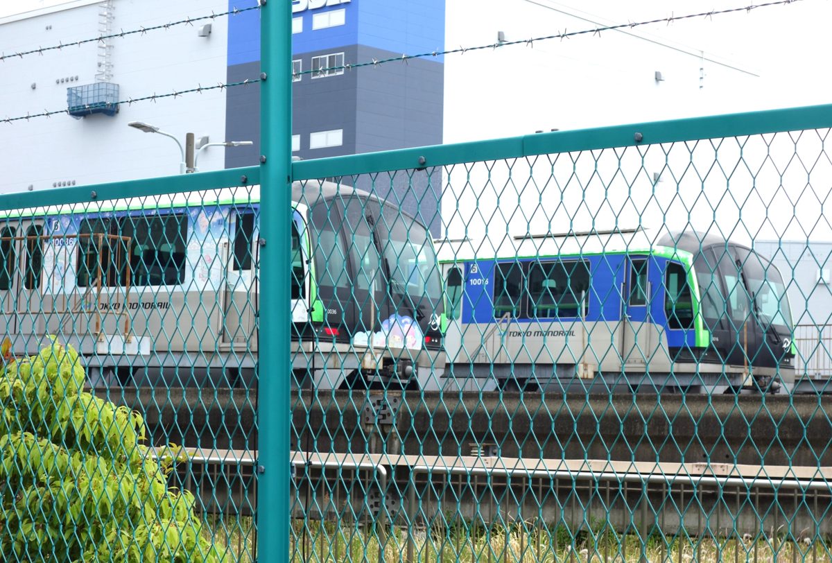 昭和島駅西口側からフェンス越しに見た東京モノレールの車両