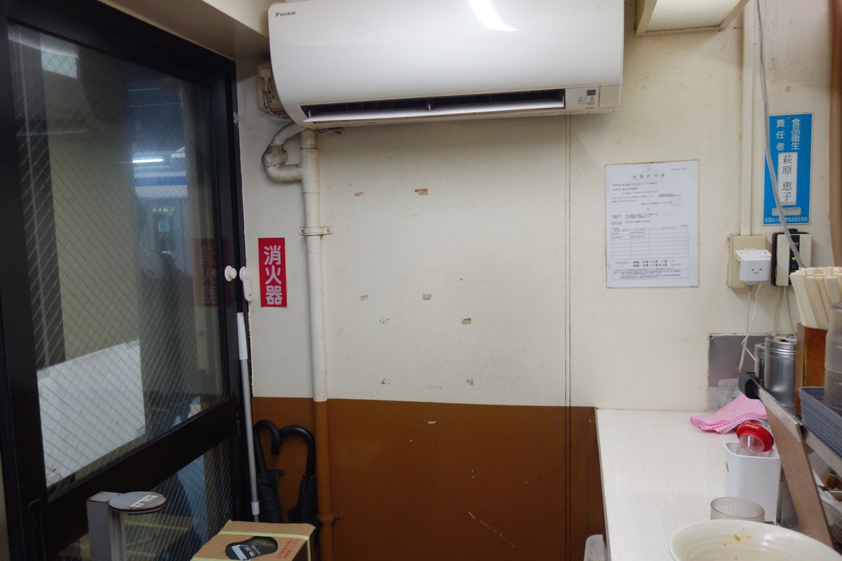 常盤軒 店内壁面と空調