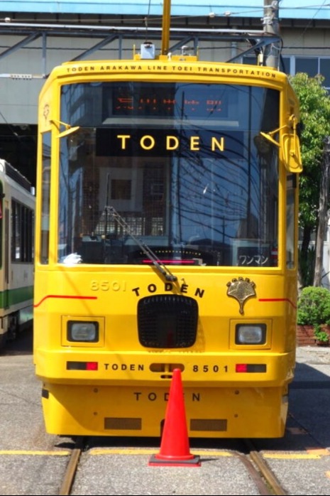 水戸岡鋭治デザインの8501号車(山吹色)