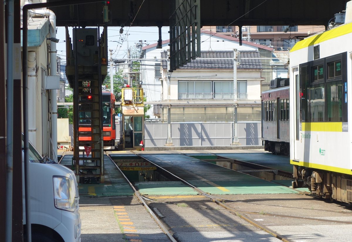 車庫に入ったオレンジ色の都電と遷車台