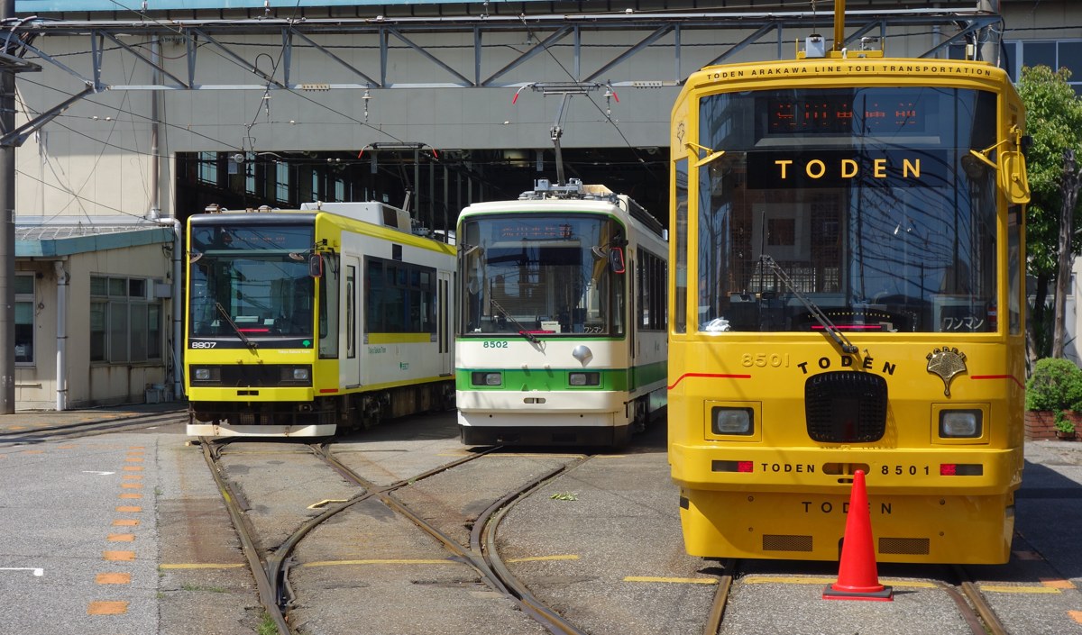 荒川車庫に並ぶ都電