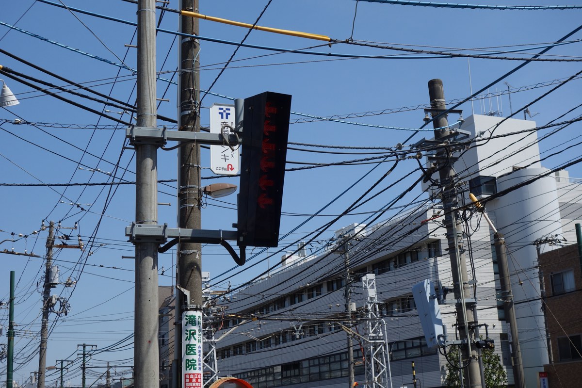入線前 車庫への進路を示す矢印表示