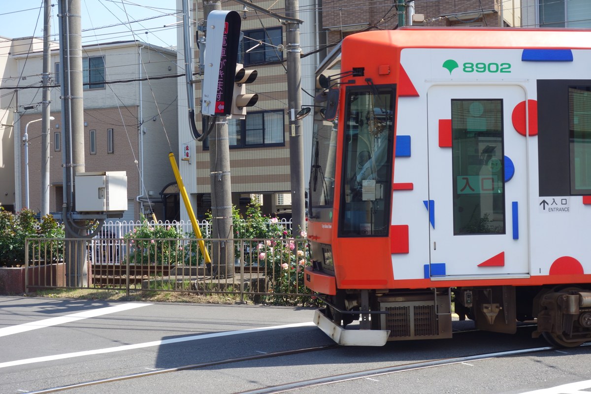 入線中 本線から車庫へ入る8900形