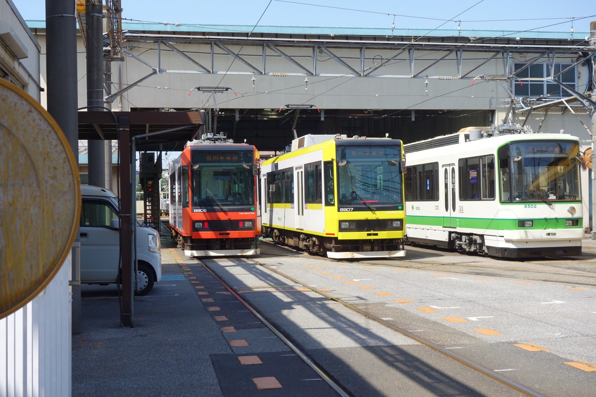 入線後 車庫で並ぶ都電