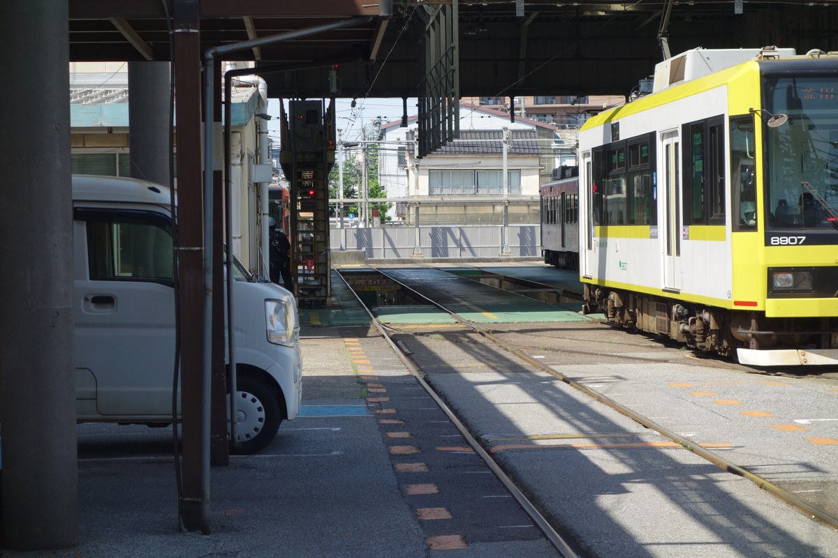 遷車台で横へスライドする都電