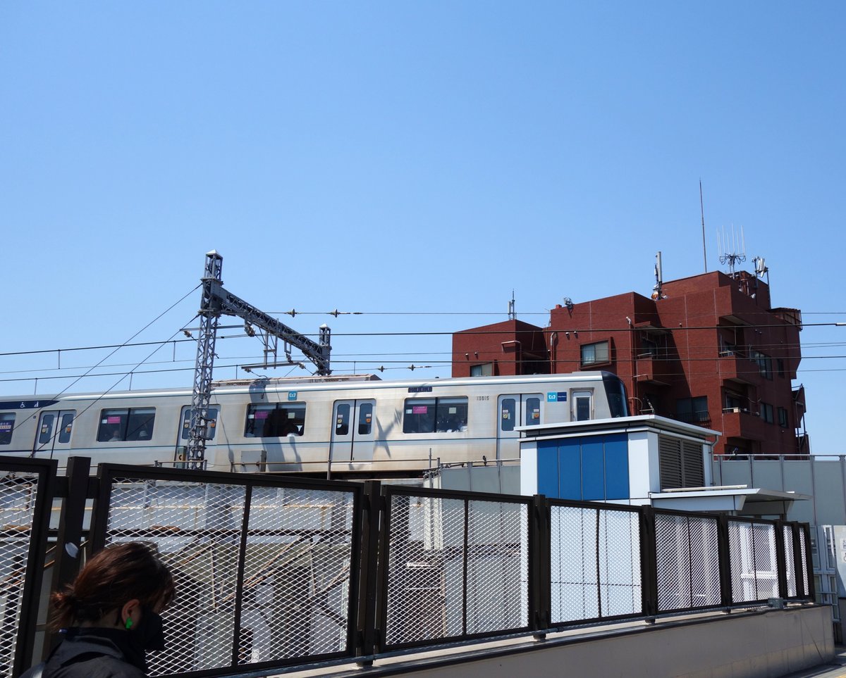 青空の下、南千住駅付近を走る東京メトロ日比谷線の電車