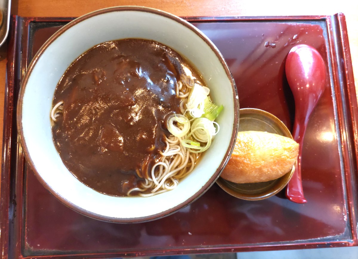 文殊のカレーそばといなり寿司のセット（赤いレンゲ付き）