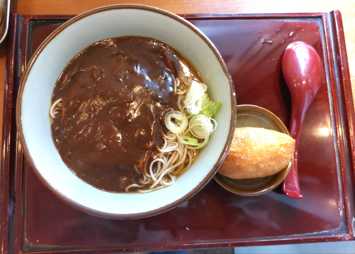文殊 川越ホーム店のカレーそば（甘口で濃厚な茶色いカレーと自家製の極細そば）