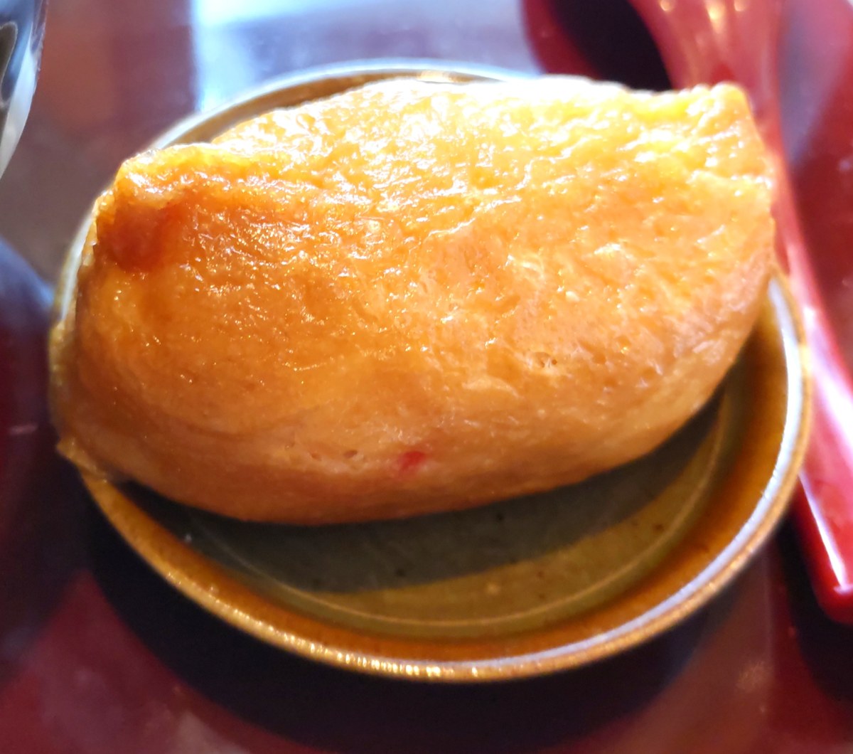 つやのある甘口の油揚げのいなり寿司