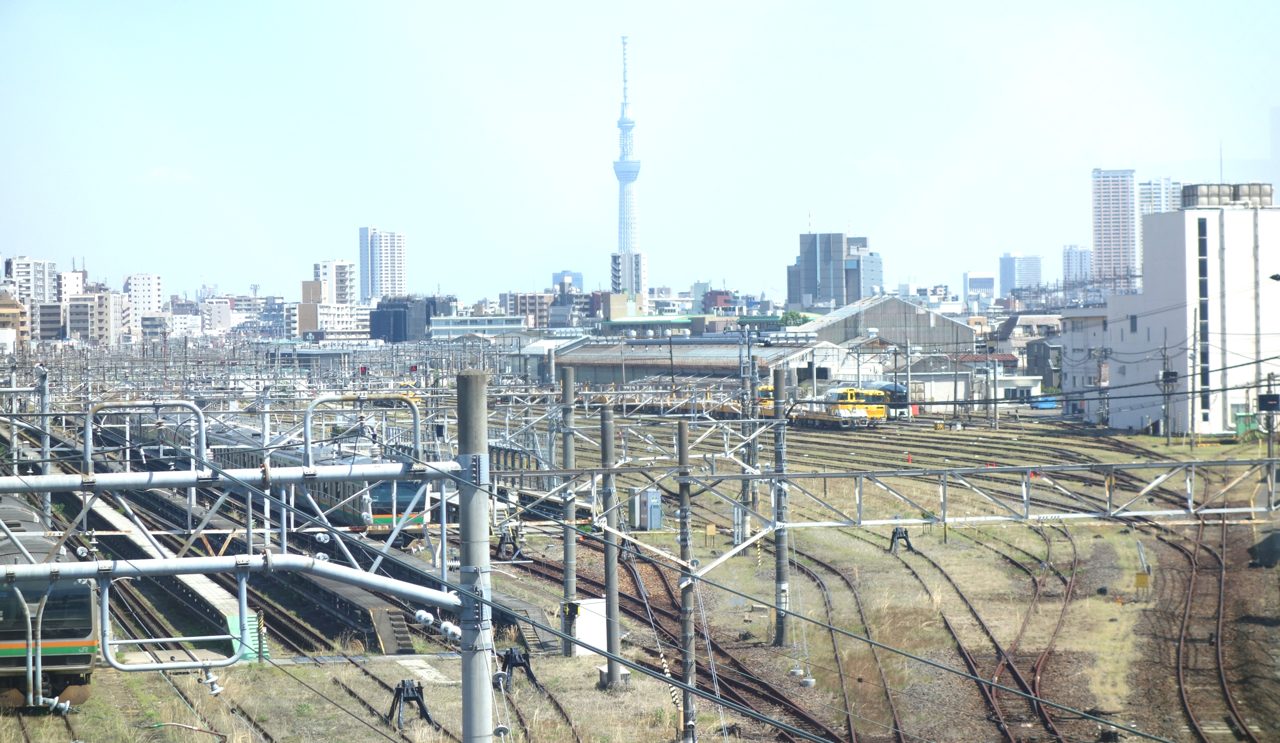 さわやか橋から見た尾久の車両基地と、奥に見える東京スカイツリー