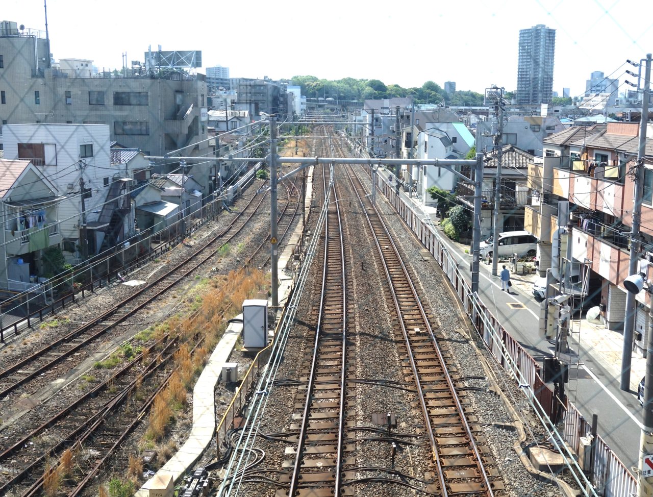 上中里さわやか橋から見た、まっすぐ伸びる本線の線路と住宅街
