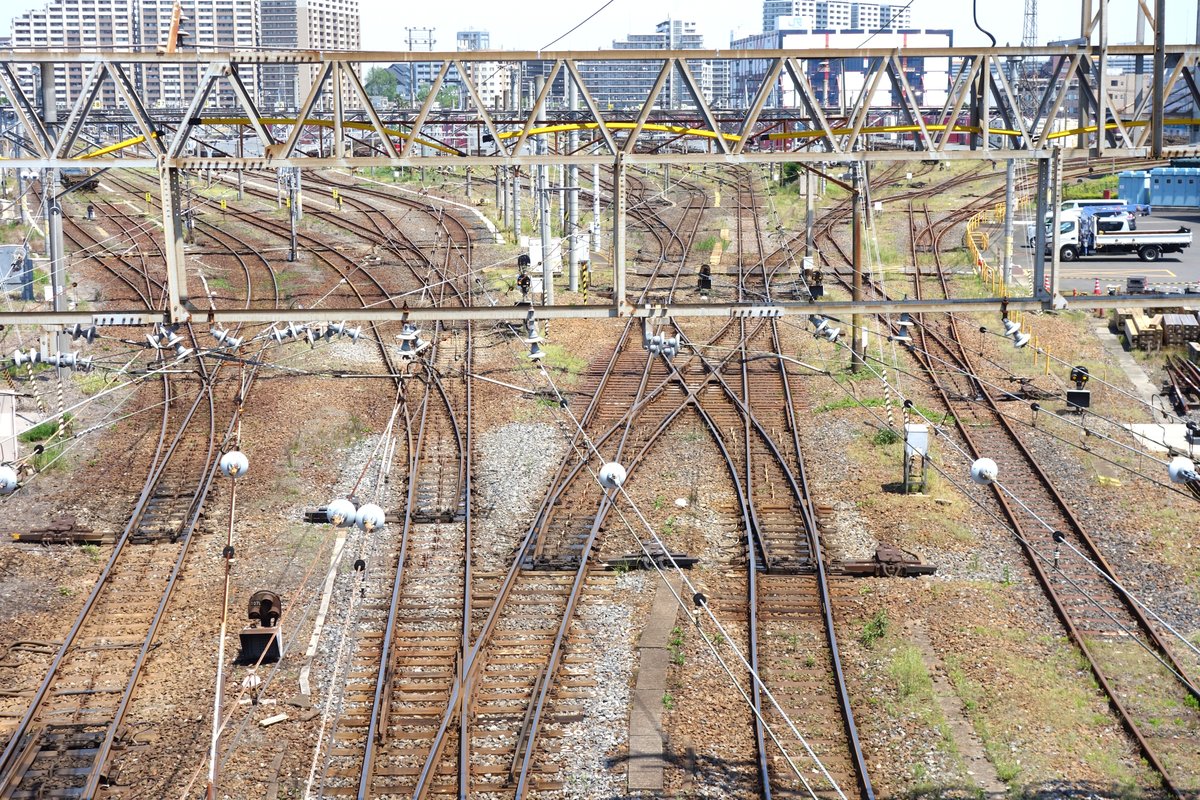 陸橋の上から見た、無数の線路と複雑に組み合わさる転てつ器
