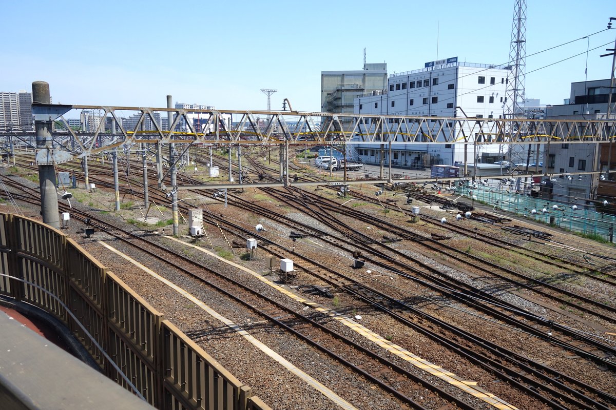 陸橋の上から見下ろす、何本も並ぶ隅田川貨物駅の線路