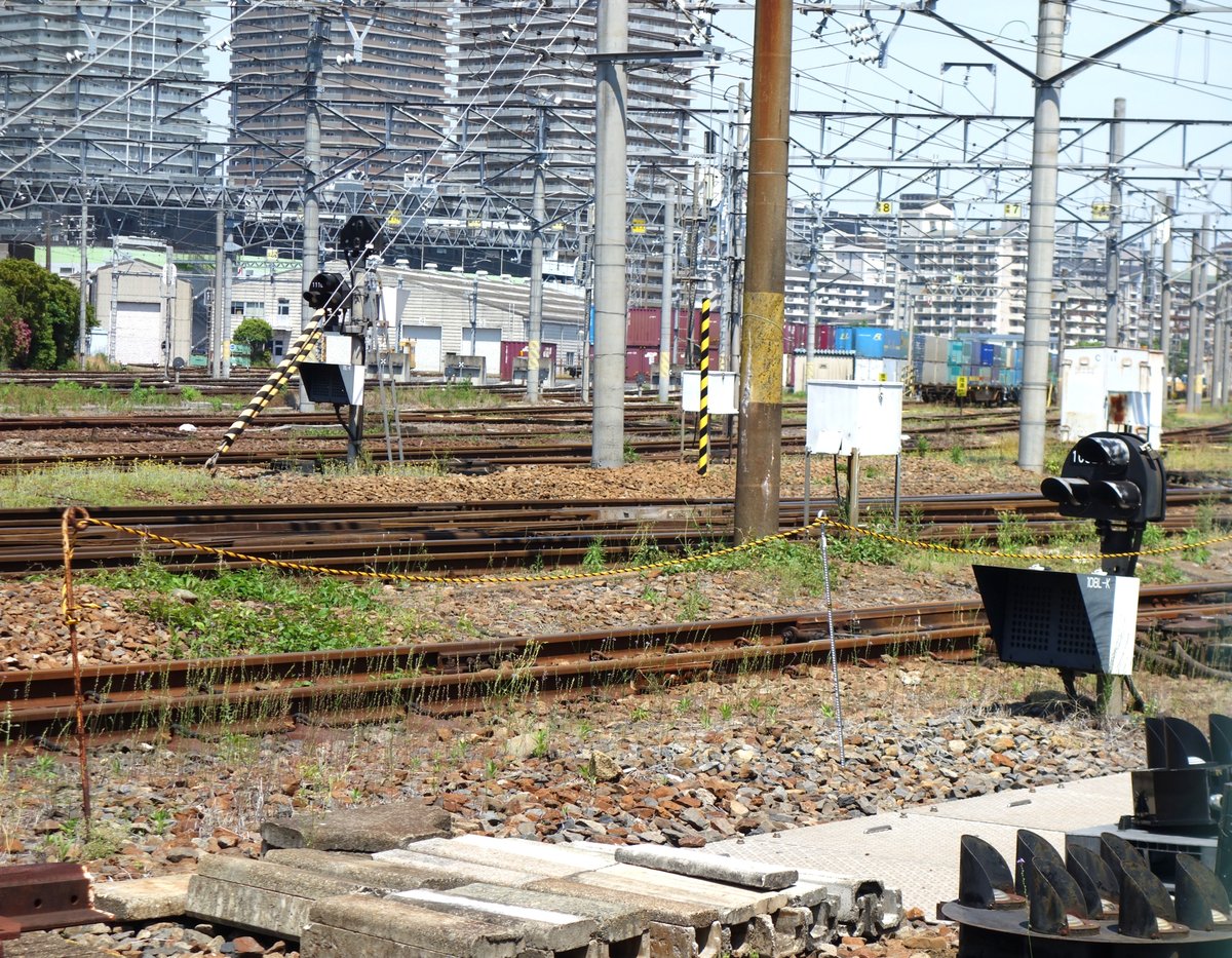 歩道橋を降りた地点から見た、隅田川貨物駅の線路と信号
