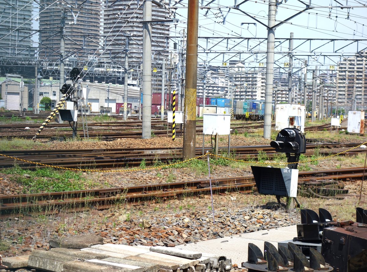 歩道橋を降りた地点から見た、隅田川貨物駅のヤードと遠くのコンテナ