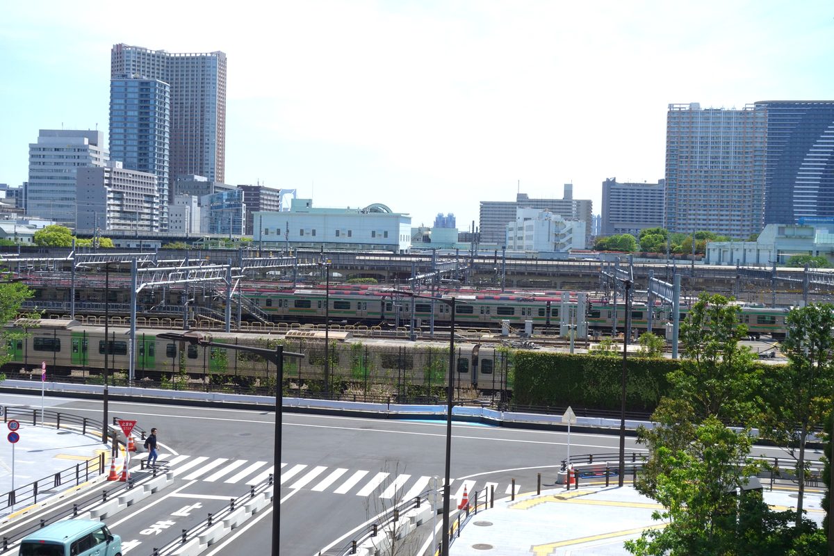 THE LINKPILLAR 1 NORTHと2の間のデッキから見た山手線などの線路群と都心ビル