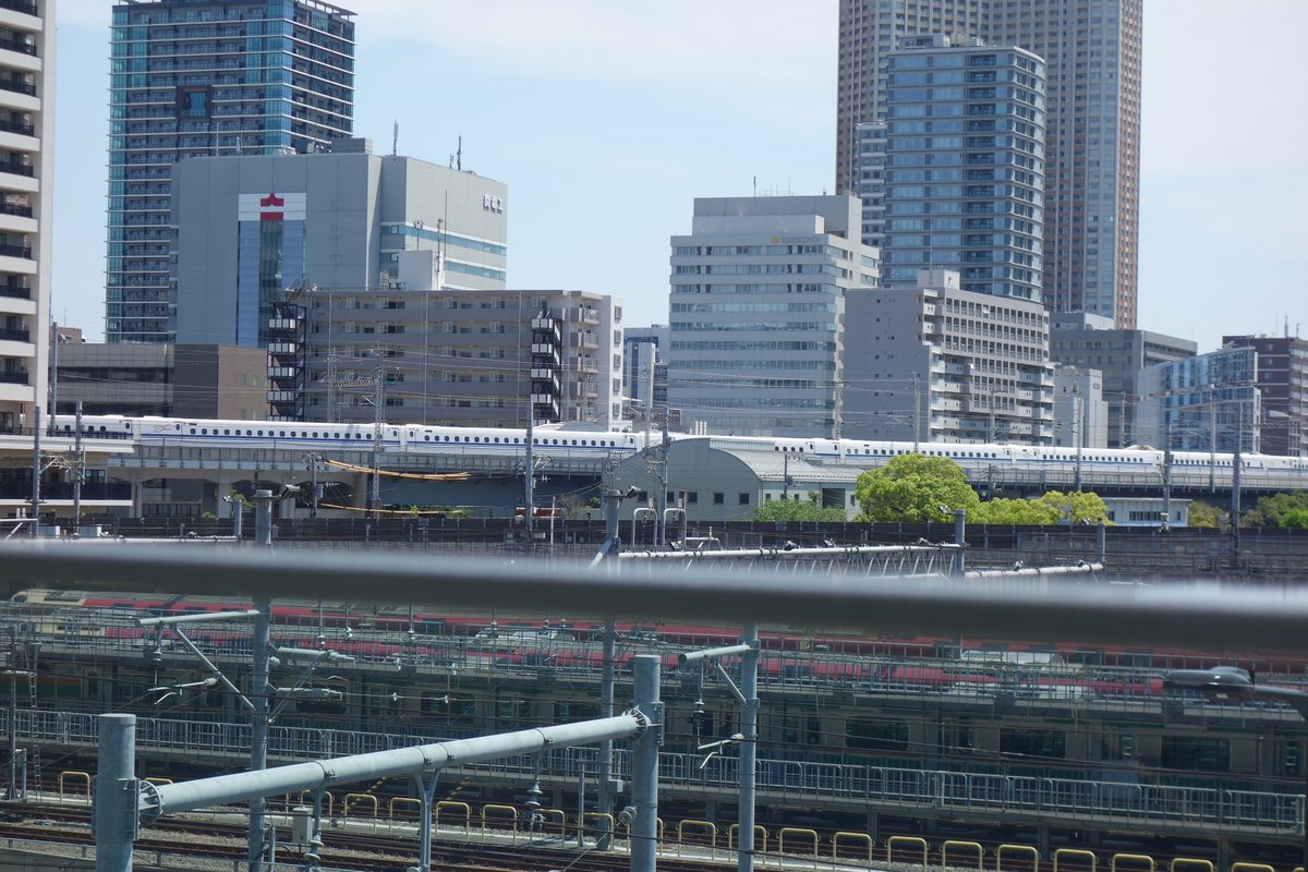 THE LINKPILLAR 2から見た、大井車両基地を発車し東京駅へ向かう東海道新幹線と車両基地