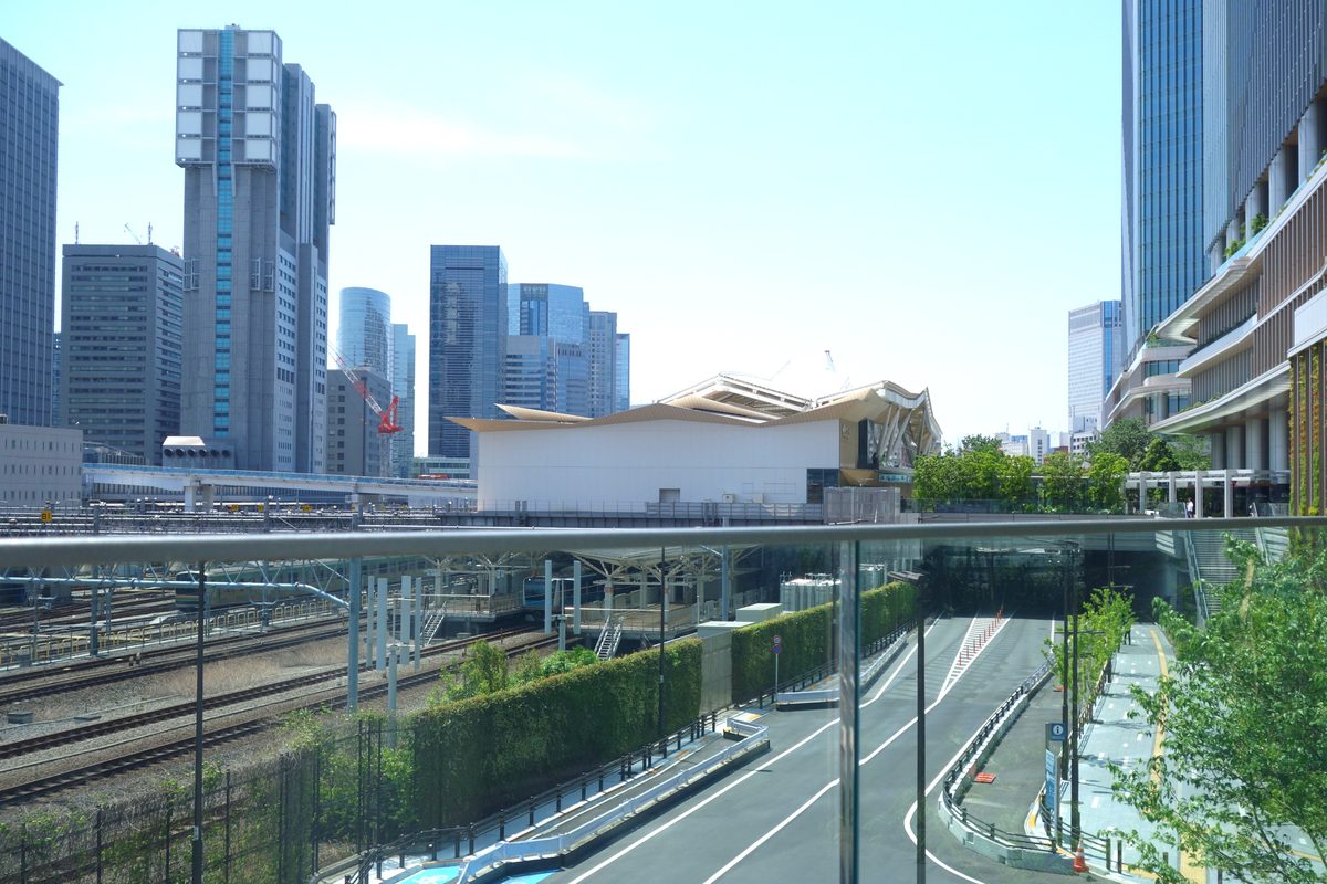 THE LINKPILLAR 2からの開放的な眺め。高輪ゲートウェイ駅の白い屋根と眼下の線路