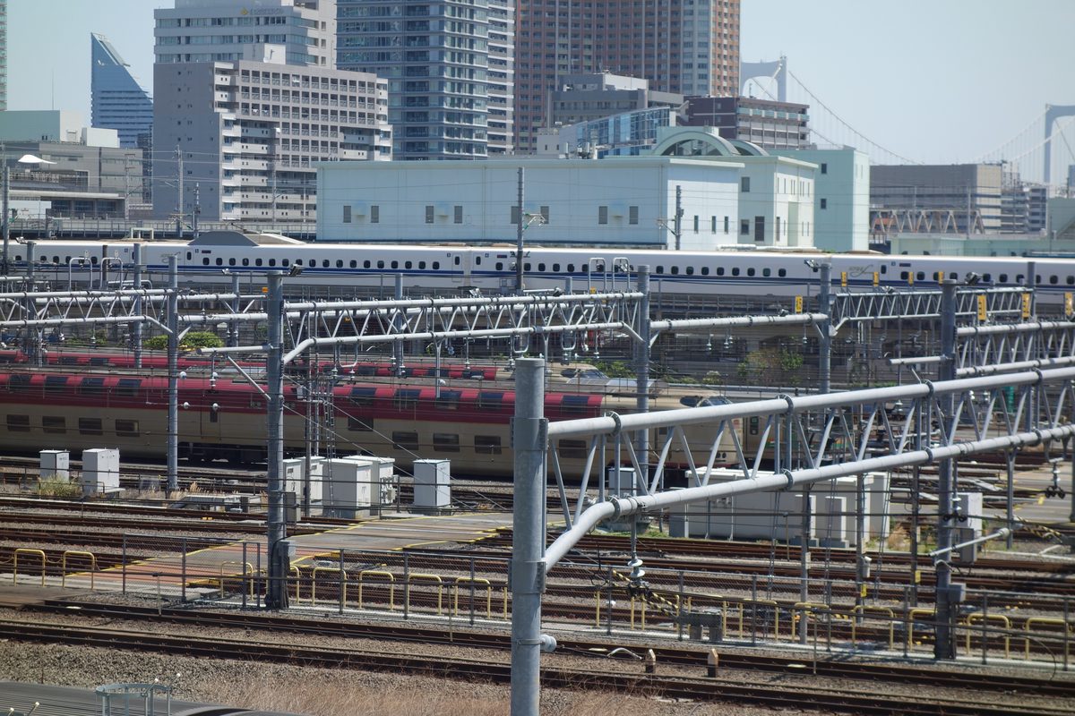 新幹線と在来線の車両が二段に重なって見えるTHE LINKPILLAR 2からの眺め