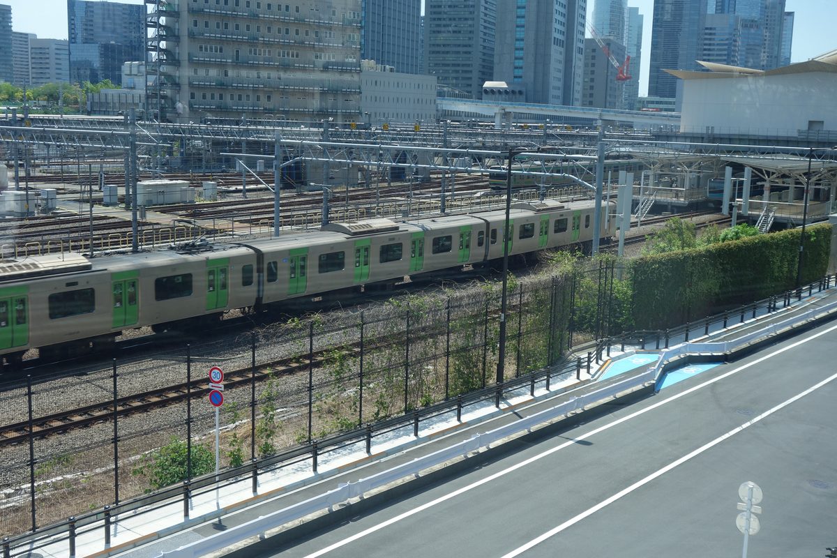 THE LINKPILLAR 2から見下ろす山手線の車両と車両基地